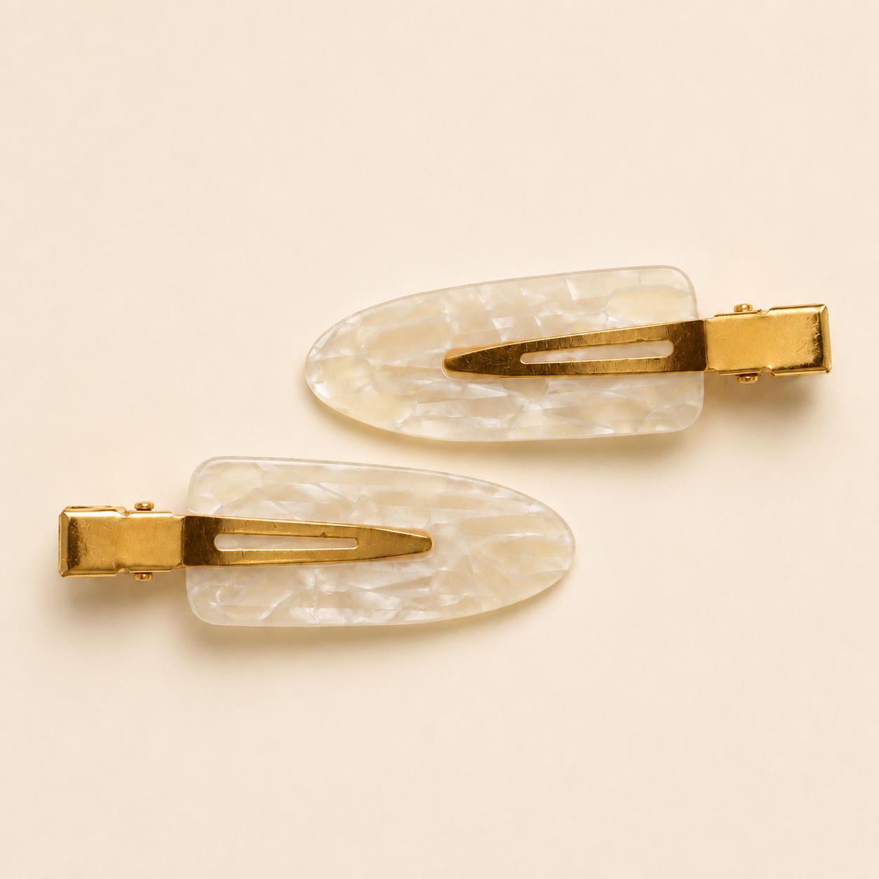Lot de 2 barrettes -motif bois nacré beige